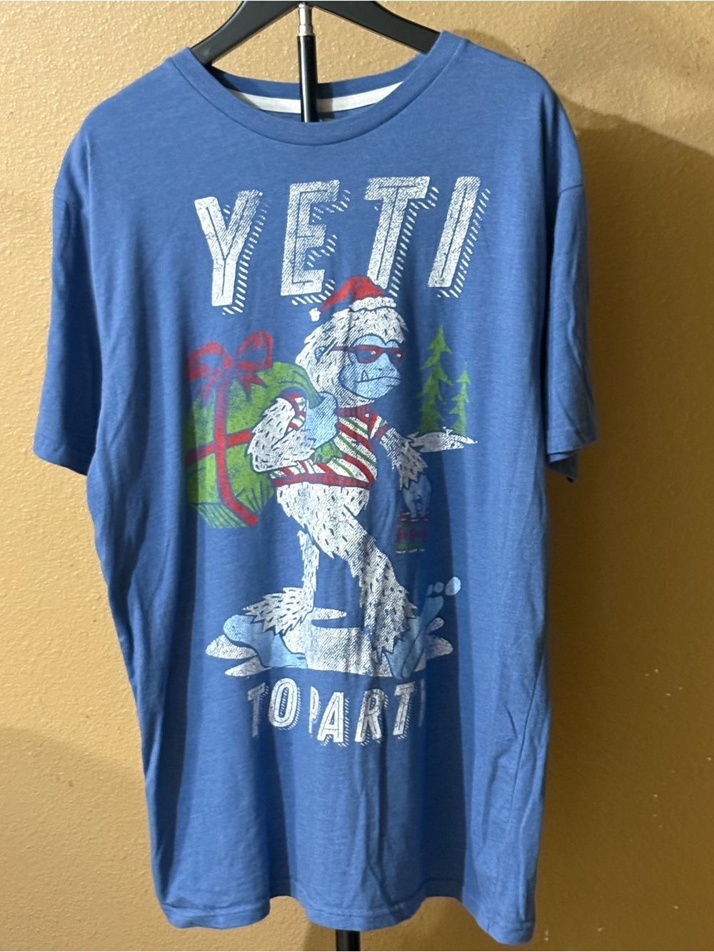Holiday Time Mens L Blue Yeti To Party Graphic Print Crew Neck Short Sleeve Tee